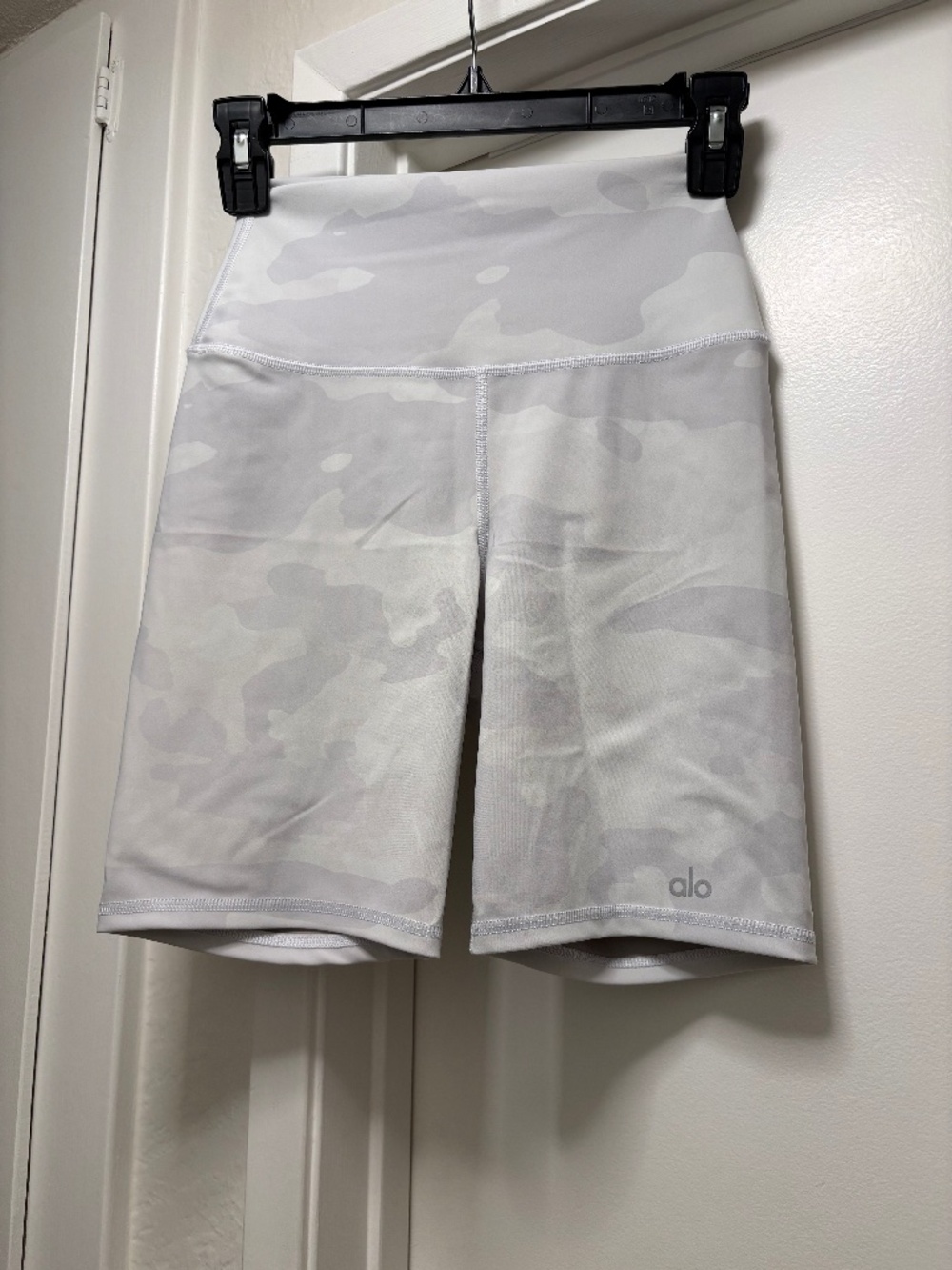 Alo Yoga High-Waist Bike Shorts - camo print - size small